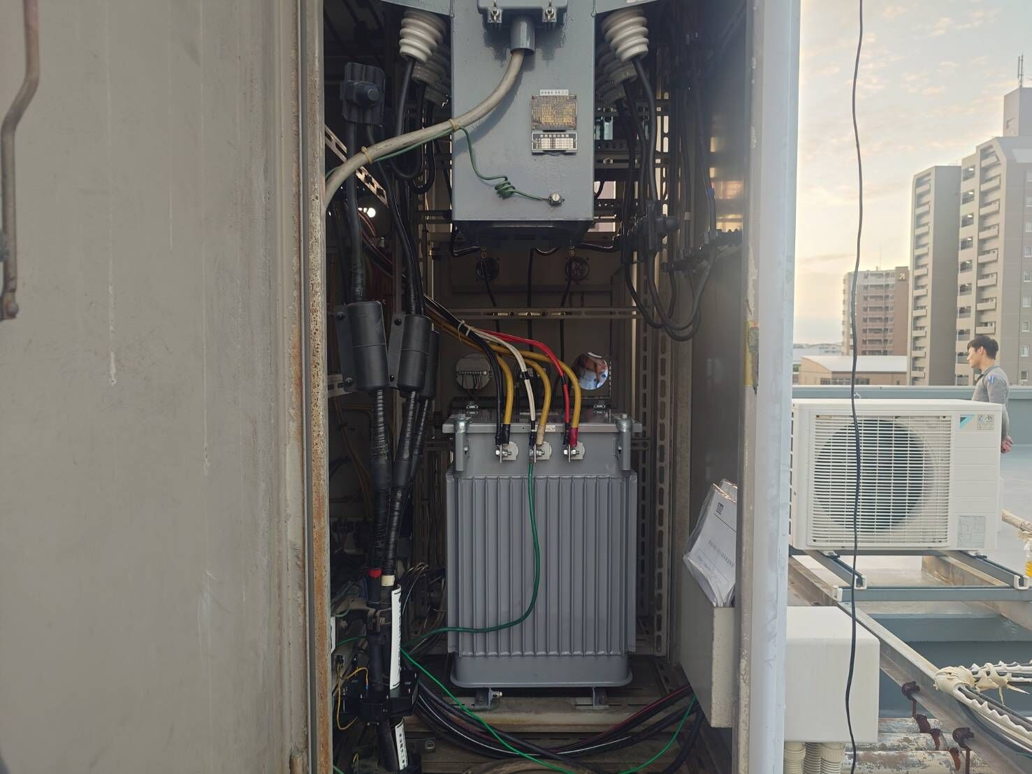 愛知県名古屋市天白区｜ビル屋上キュービクル 高圧受変電設備機器更新工事